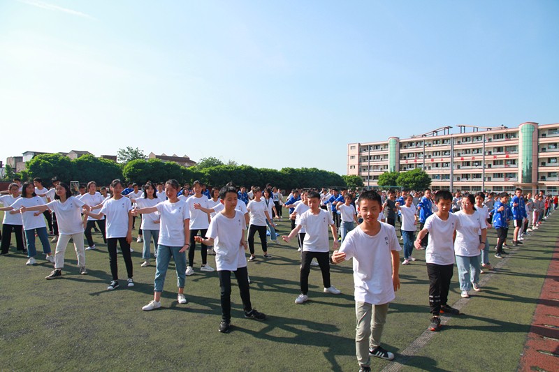 壯觀！三千多學(xué)生在江安中學(xué)運(yùn)動場比賽打太極