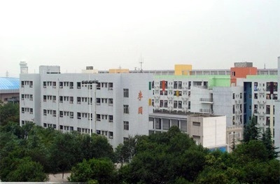 南山中學(xué)地理位置在哪里？