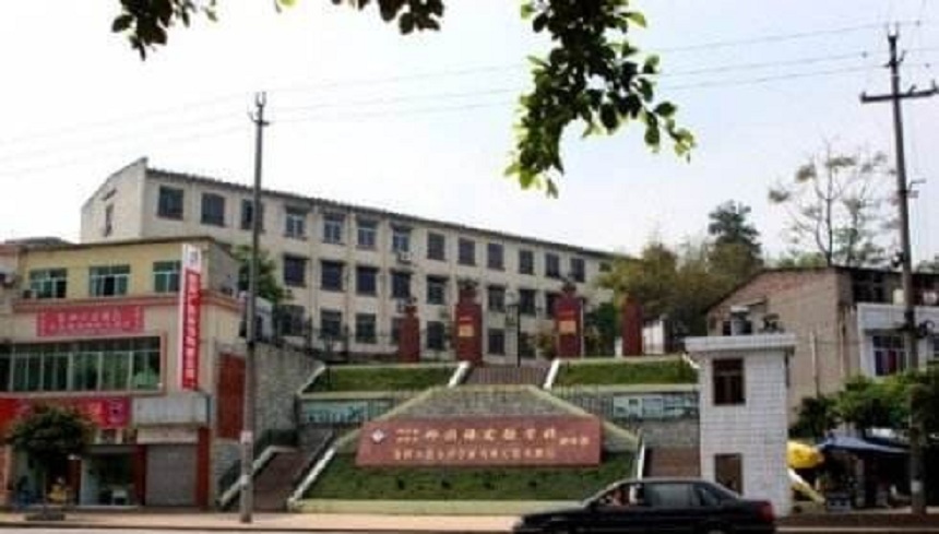 資陽外國語學(xué)校環(huán)境、教學(xué)設(shè)施好不好？