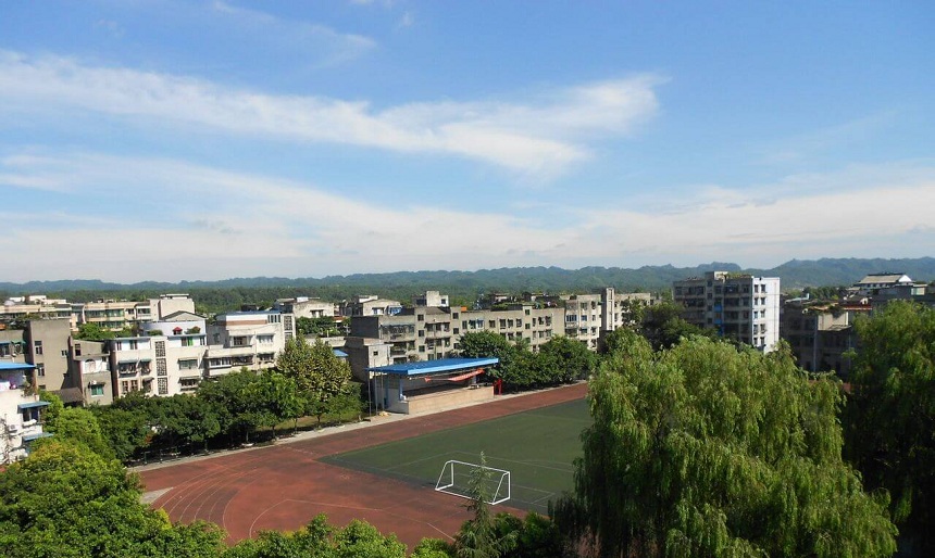 青神中學(xué)校園環(huán)境好不好？