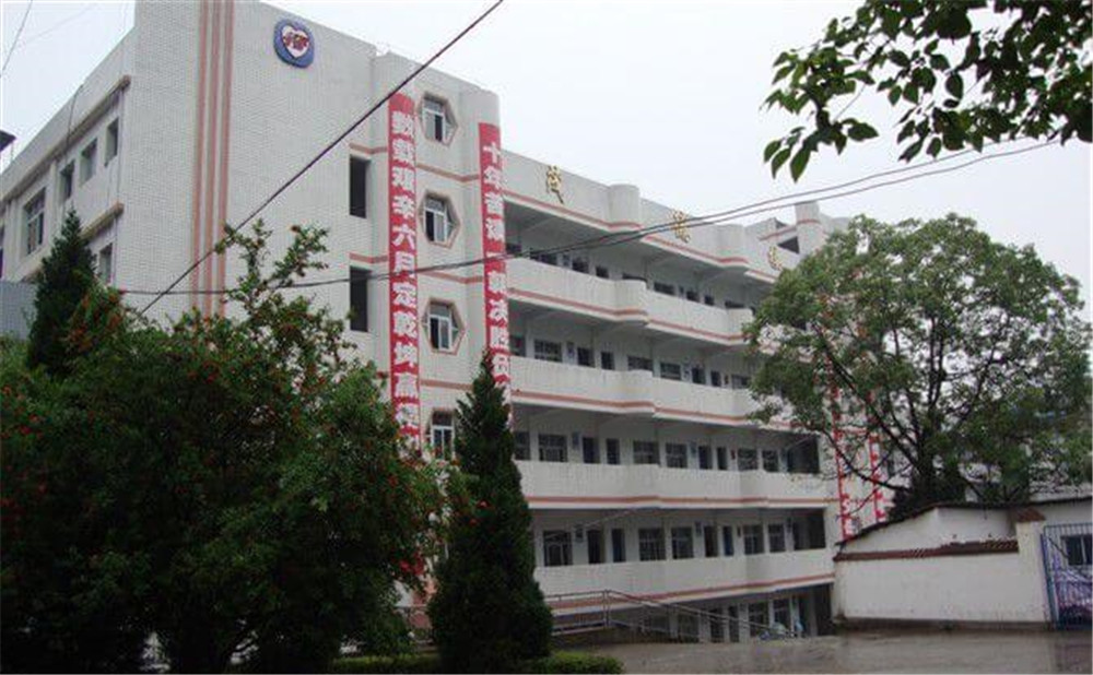 平昌中學(xué)學(xué)校詳細(xì)地址在什么地方？
