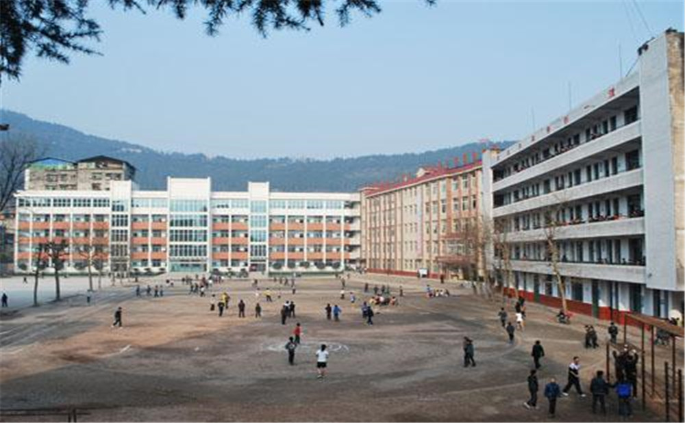 平昌縣第二中學學校環(huán)境怎么樣？