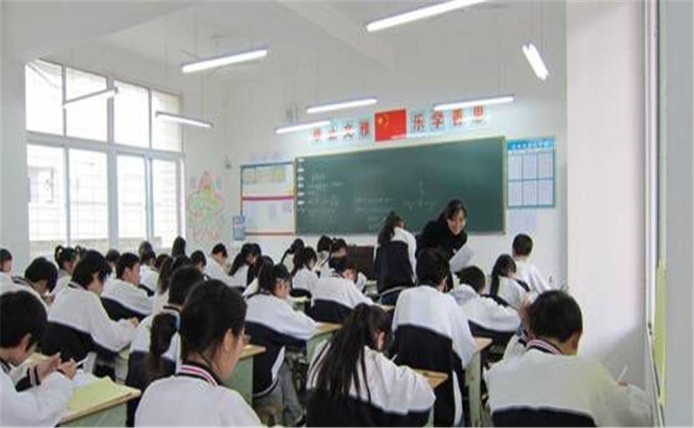 鼎山中學2020年學校學費多少錢一年？
