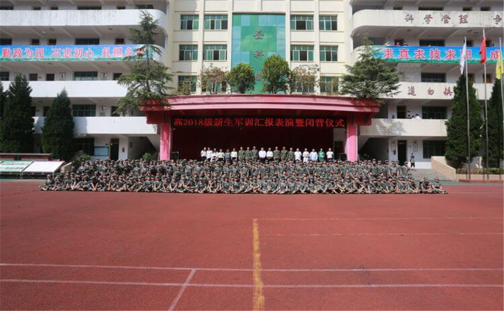 恩陽登科中學(xué)學(xué)校學(xué)費多少錢一年？