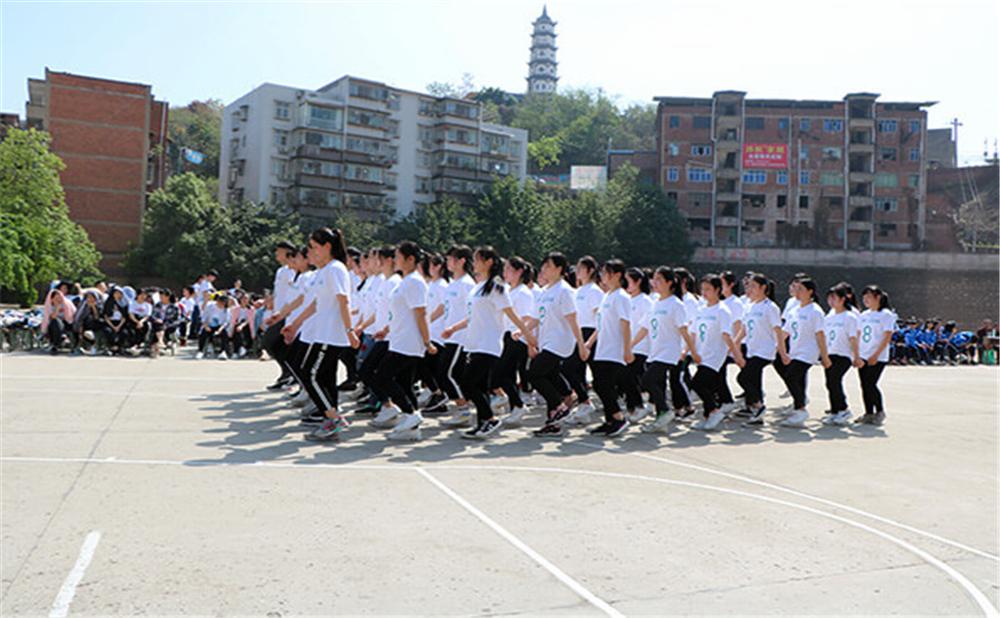 威遠(yuǎn)縣自強(qiáng)中學(xué)學(xué)校詳細(xì)地址在什么地方？