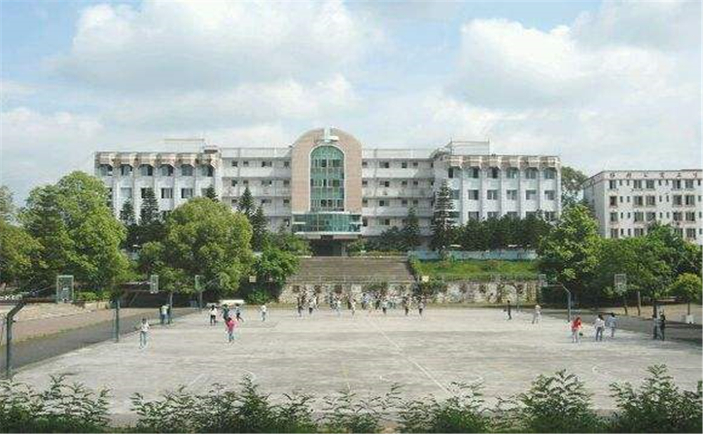 內(nèi)江十中學(xué)校環(huán)境怎么樣？