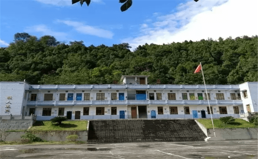 閬中市二龍中學(xué)學(xué)校環(huán)境怎么樣？