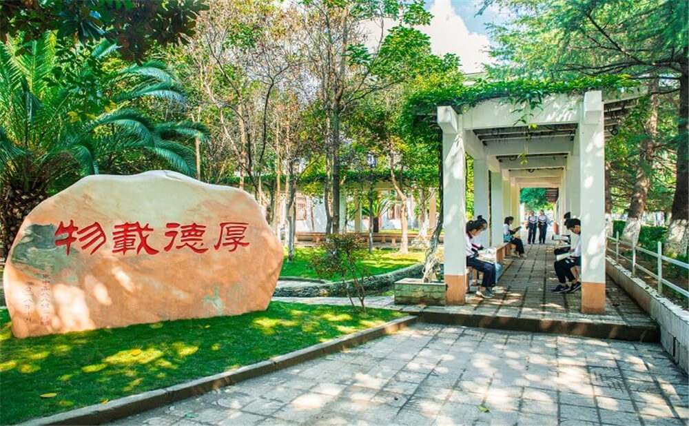 閬中東風(fēng)中學(xué)學(xué)校環(huán)境怎么樣？