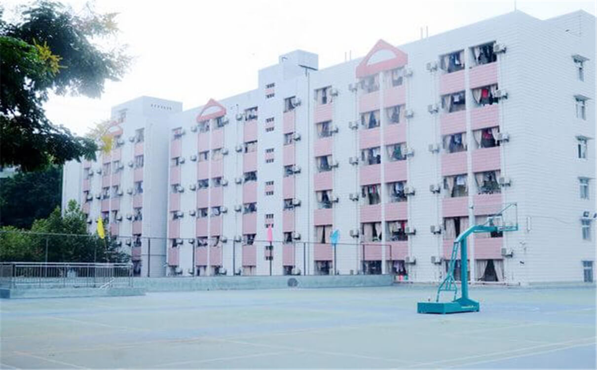 西南交通大學(xué)附屬中學(xué)每年的學(xué)費(fèi)多少錢(qián)？