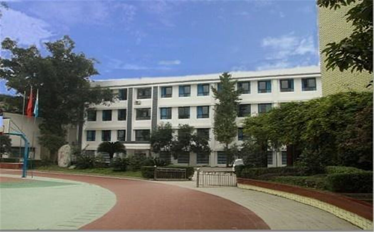 成都市第三十三中學(xué)每年的學(xué)費(fèi)多少錢？