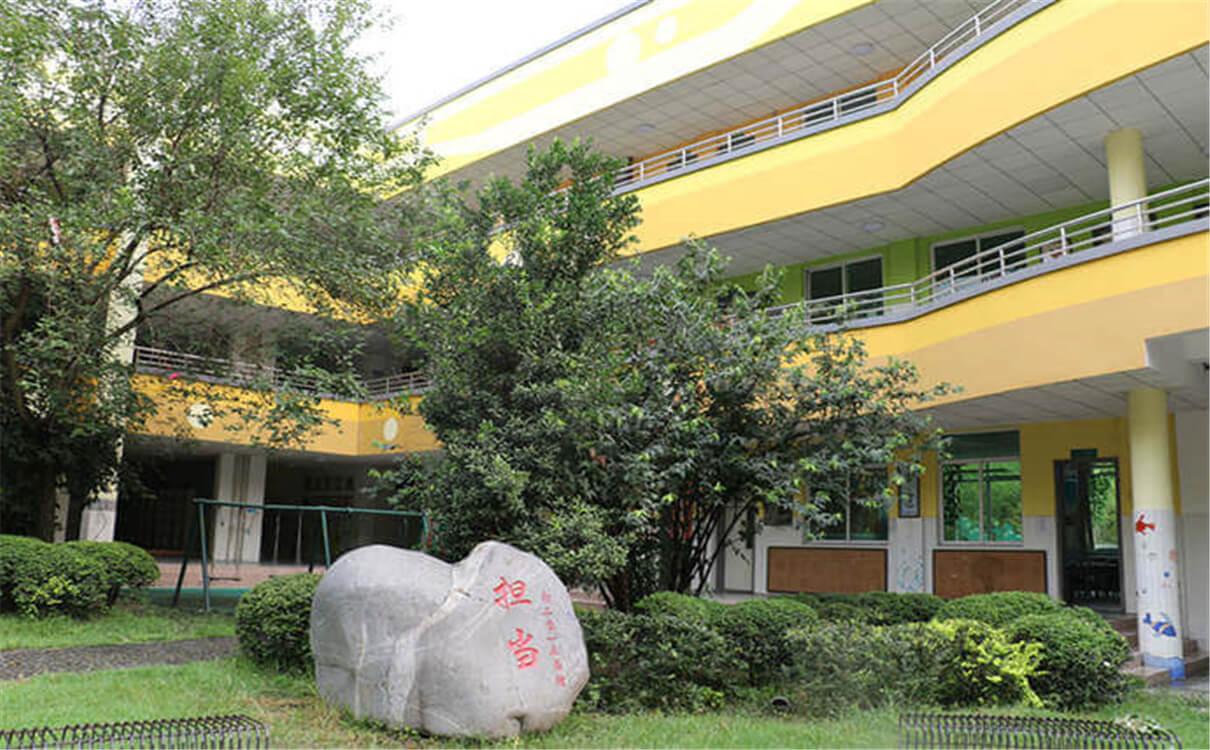 北大附中成都為明學(xué)校每年的學(xué)費(fèi)是多少錢？