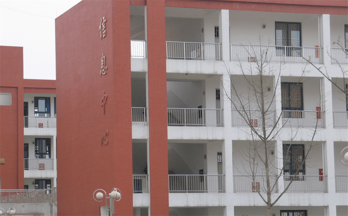 金堂中學(xué)每年的學(xué)費(fèi)是多少錢？