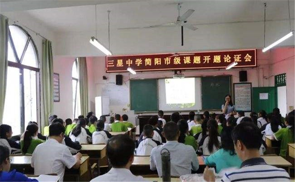 三星中學(xué)每年的學(xué)費是多少？
