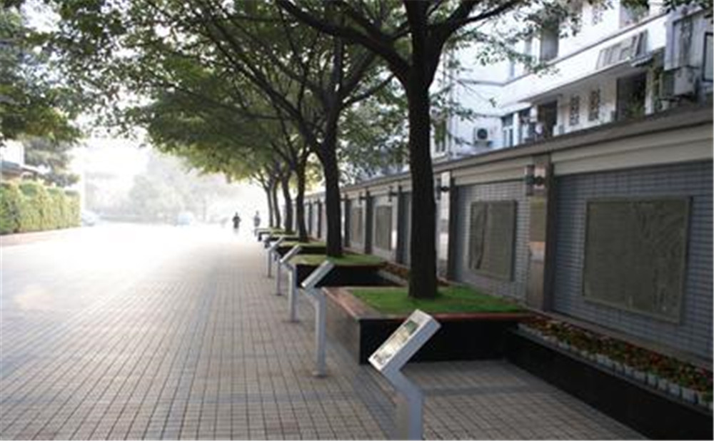 成都市田家炳中學外招生一年的學費是多少？