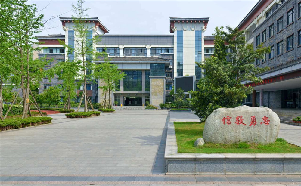 成都市西北中學(xué)外招生一年的學(xué)費(fèi)是多少錢(qián)？