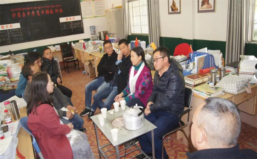 四川師范大學(xué)附屬中學(xué)外招生一年的學(xué)費(fèi)是多少？