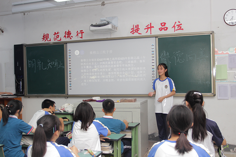 成都石室外國(guó)語(yǔ)學(xué)校一年的學(xué)費(fèi)是多少？