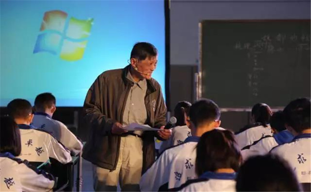 郫縣一中外招生一年的學(xué)費(fèi)是多少？