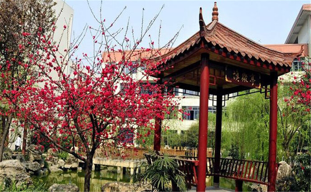 蜀城中學外招生一年的學費是多少錢？