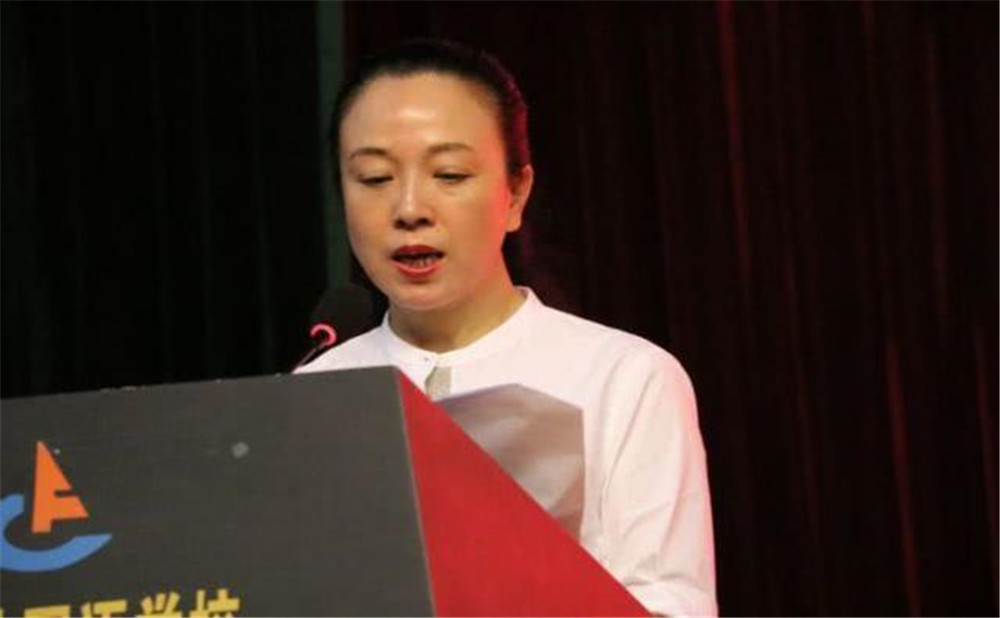 成都外國(guó)語(yǔ)學(xué)校的學(xué)費(fèi)是多少是多少？