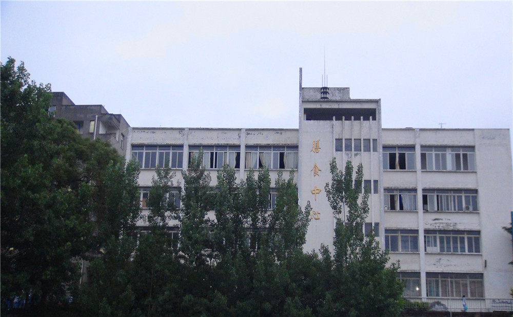 竹篙中學(xué)的學(xué)費(fèi)是多少？