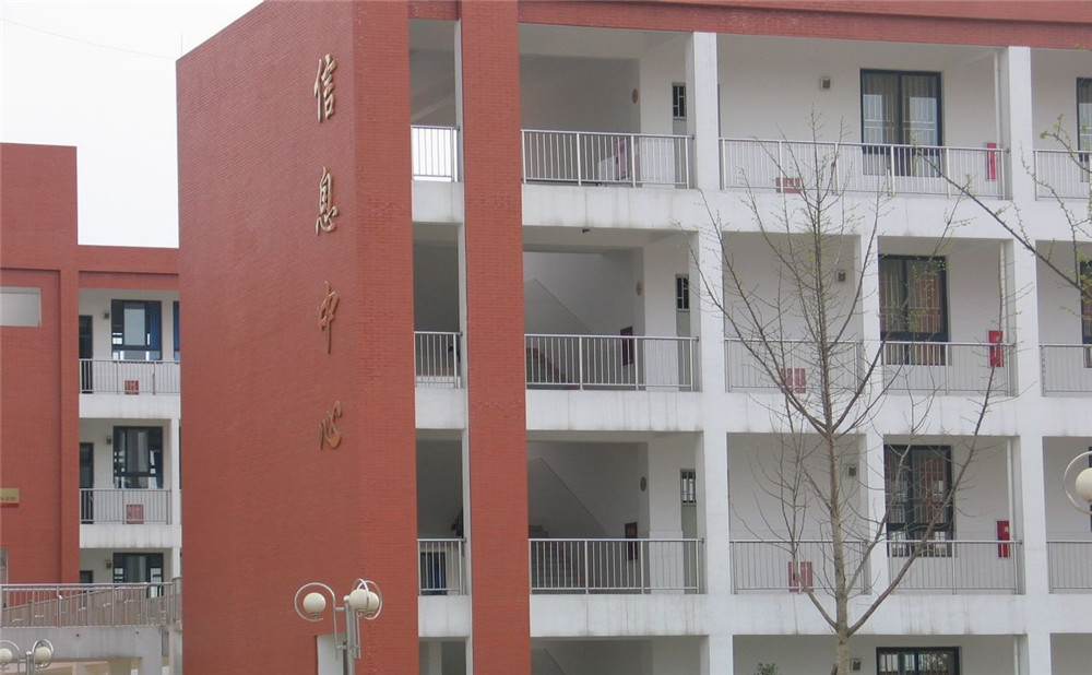 金堂中學(xué)的學(xué)費(fèi)是多少？
