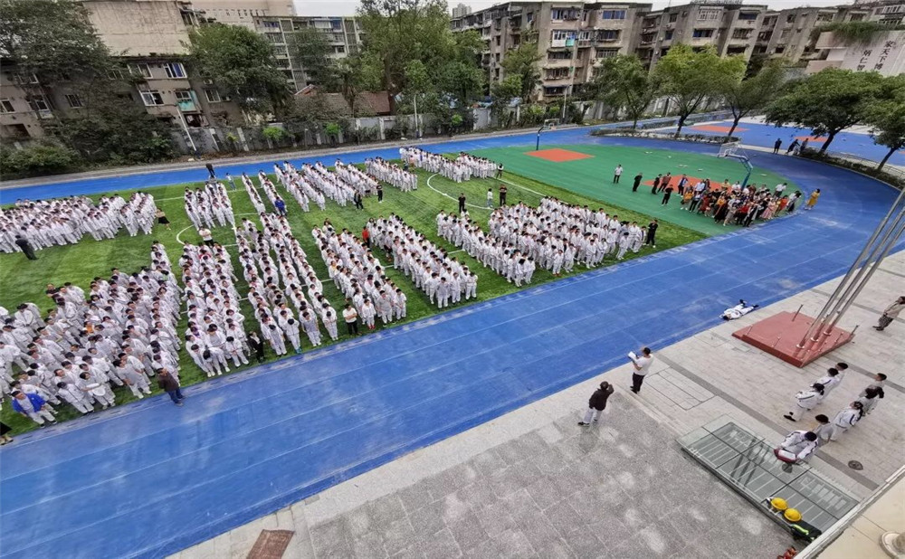 成都市田家炳中學(xué)一年學(xué)費(fèi)是多少？