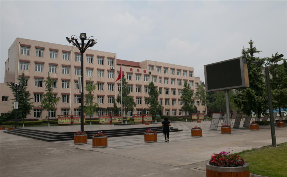 成都市華陽(yáng)中學(xué)高中一年的學(xué)費(fèi)是多少？