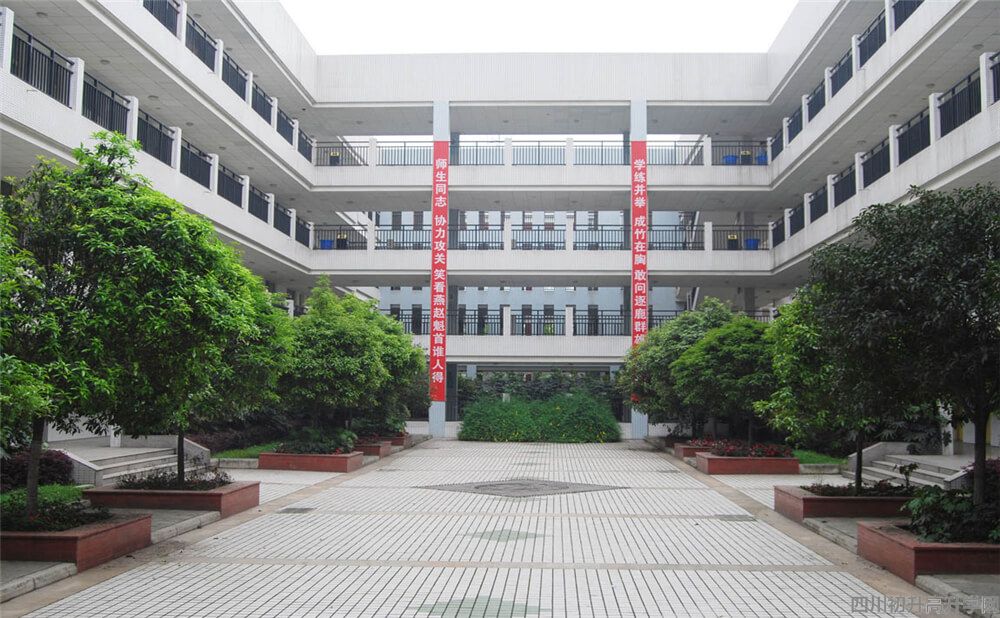 香城中學(xué)高中一年的學(xué)費(fèi)多少錢？