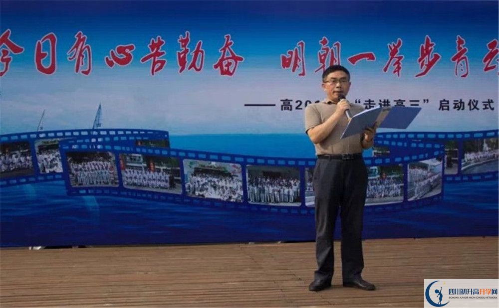 成都市田家炳中學(xué)的學(xué)費(fèi)收費(fèi)標(biāo)準(zhǔn)是多少？