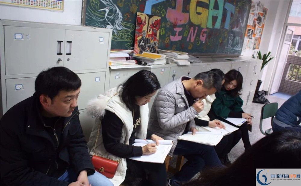 成都市鹽道街中學(xué)的學(xué)費(fèi)收費(fèi)標(biāo)準(zhǔn)是多少？