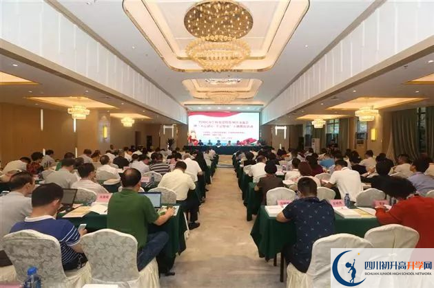 成都棠湖外國語學(xué)校的學(xué)費收費標(biāo)準(zhǔn)是什么？