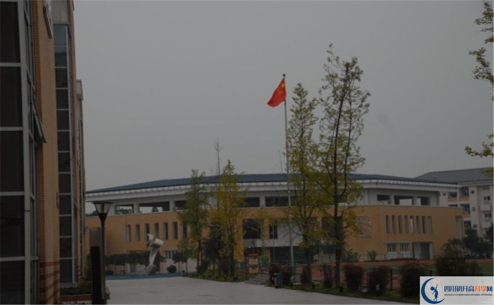 八一聚源高級(jí)中學(xué)的學(xué)費(fèi)收費(fèi)標(biāo)準(zhǔn)是多少？
