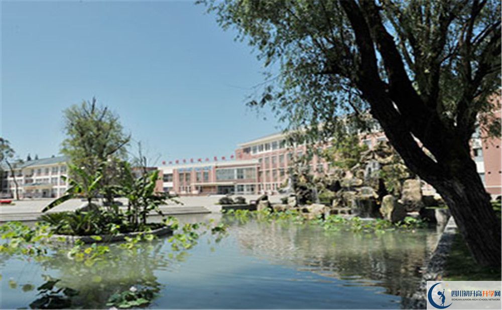 青城山高級(jí)中學(xué)的學(xué)費(fèi)收費(fèi)標(biāo)準(zhǔn)是多少？