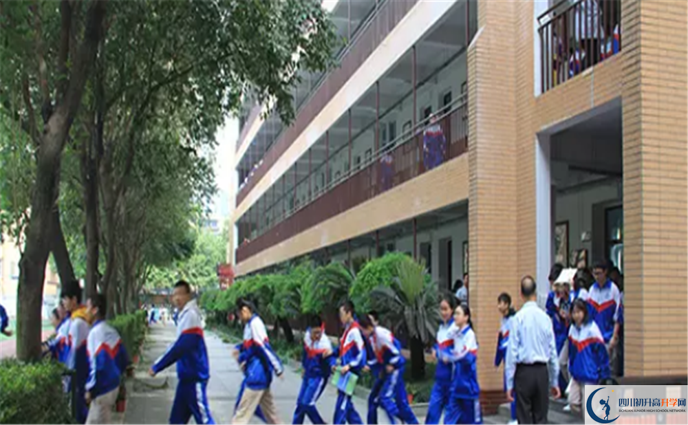成都大學(xué)附屬中學(xué)的學(xué)費(fèi)大概多少？