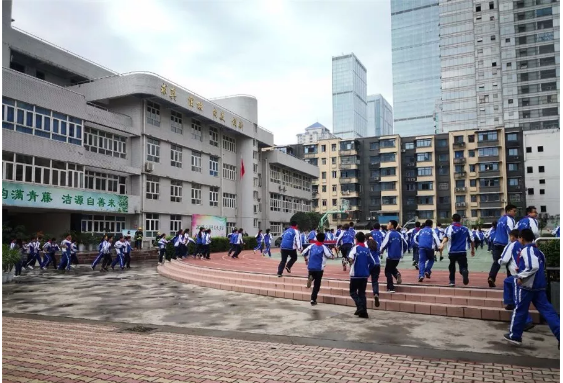 成都市第十七中學(xué)的老師好不好？
