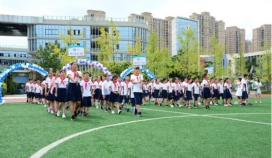 成都市泡桐樹中學(xué)的老師好不好？