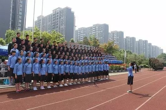 成都三十七中一年的學(xué)費(fèi)是多少？