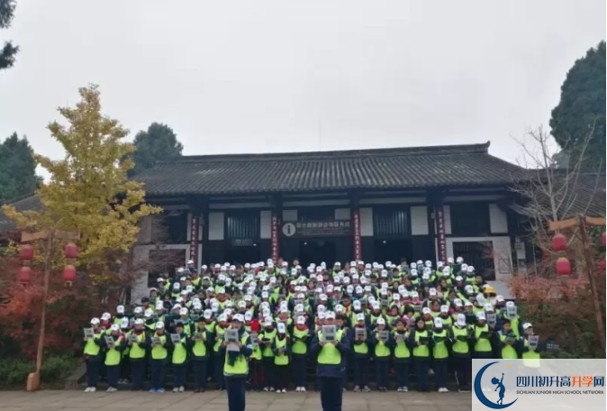 成都教科院附屬學(xué)校一年的學(xué)費是多少？