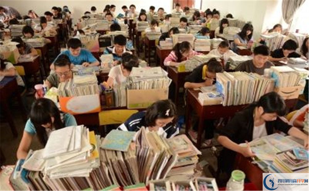 成都列五中學的招生分數(shù)線是多少？
