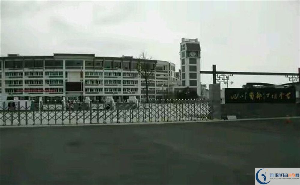 都江堰中學(xué)的初升高分?jǐn)?shù)線是多少？