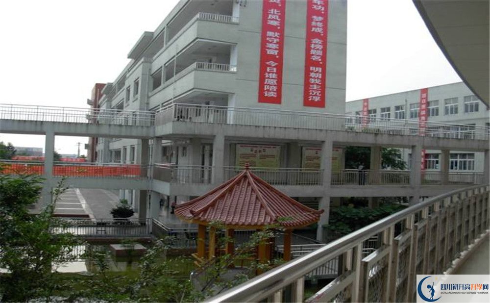 中考成都市龍泉中學(xué)的招生分?jǐn)?shù)線是多少？
