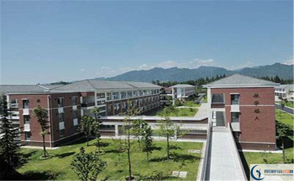 青城山高級中學(xué)一年的學(xué)費(fèi)是多少？
