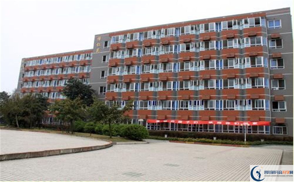 四川師范大學附屬中學一學期的學費是多少？