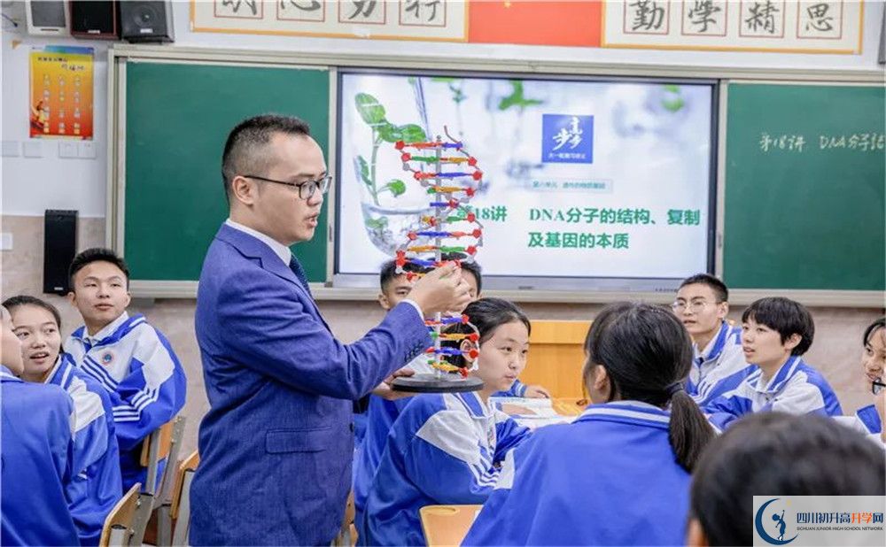 蒲江中學(xué)一年的學(xué)費是多少？