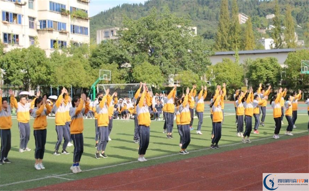 洛帶中學(xué)一年的學(xué)費是多少？