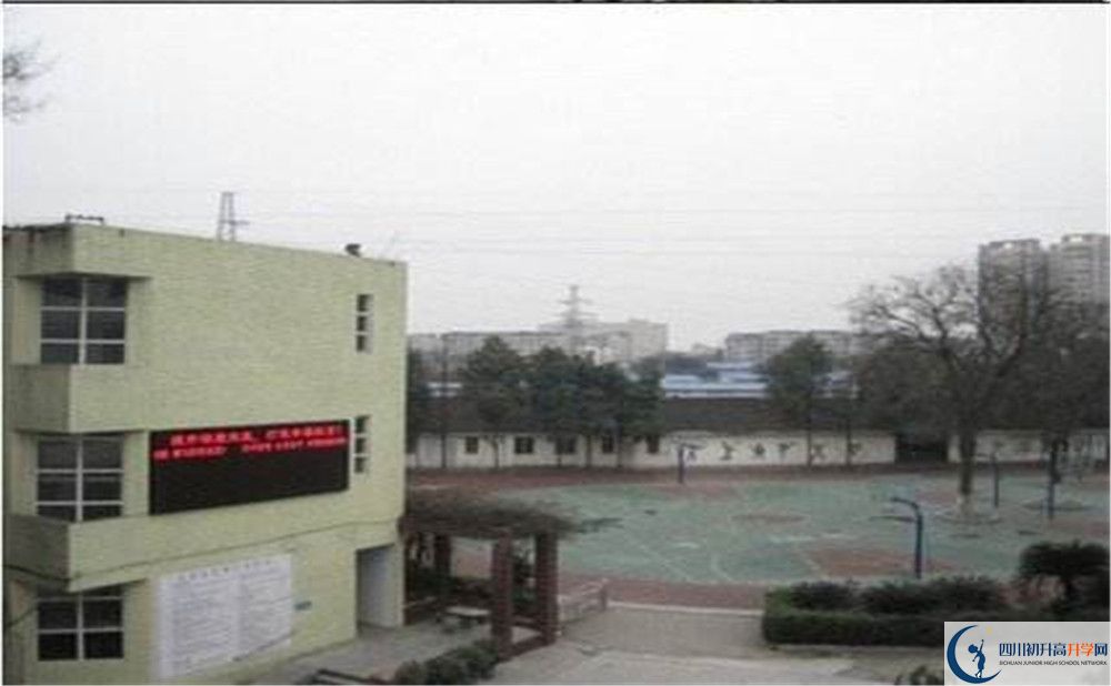 成都市第三十三中學一學期的學費是多少？