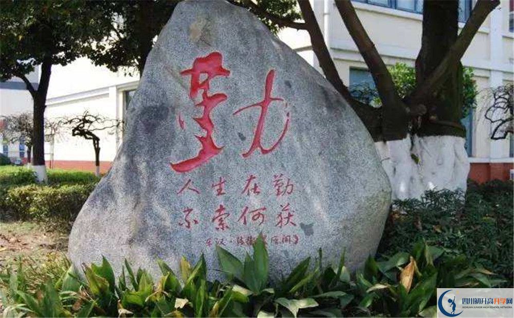 敖平中學(xué)一學(xué)期的學(xué)費(fèi)是多少？