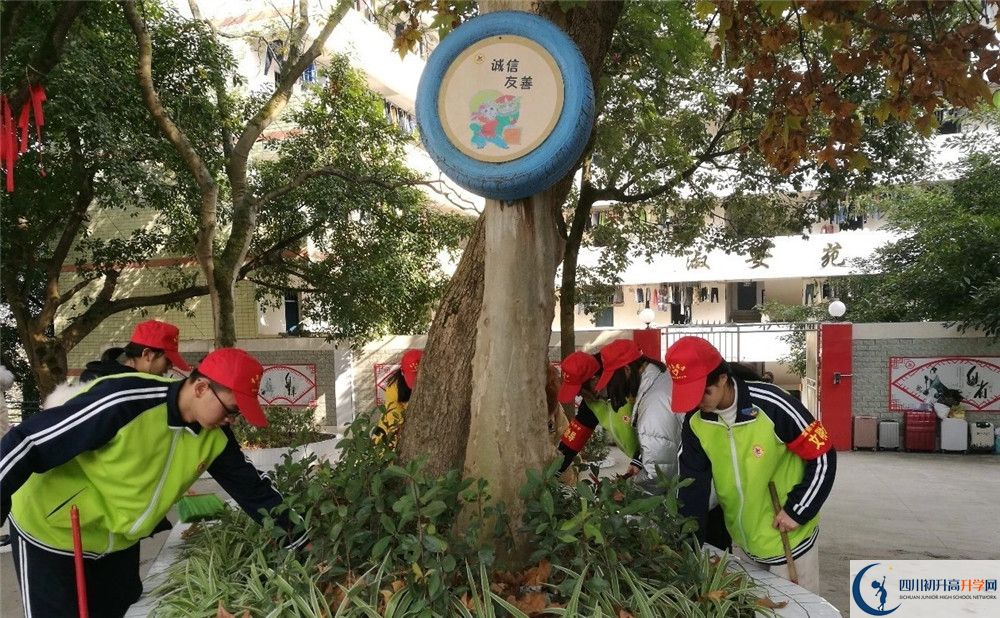 養(yǎng)馬中學(xué)一學(xué)期的學(xué)費(fèi)是多少？