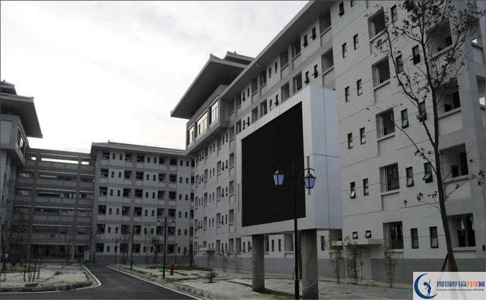 考成都石室中學北湖校區(qū)的分數(shù)線是多少？